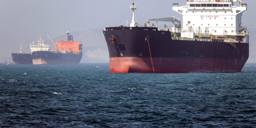 Les États-Unis affirment qu’un accord avec l’Iran et la réouverture d’Ormuz sont proches, le pétrole chute