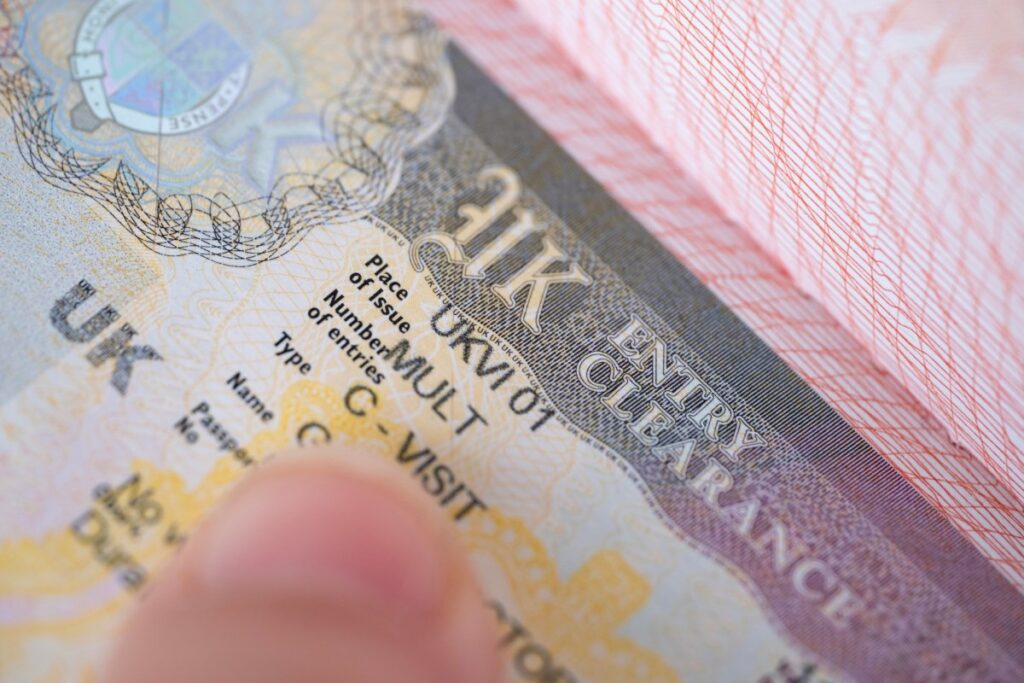 Le portail des visas britanniques a divulgué en ligne les passeports et les selfies de milliers de demandeurs – et n’a pas réparé la fuite