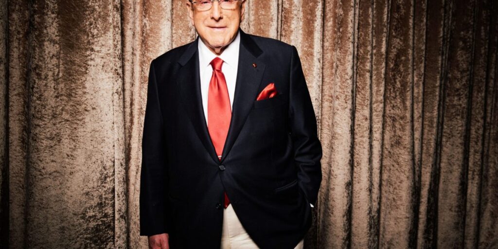 Clive Davis, le créateur vedette de l’industrie Sony qui a élevé Janis Joplin et Whitney Houston, décède à l’âge de 94 ans