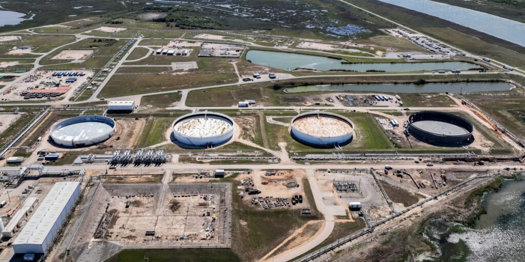 Les réserves pétrolières d’urgence des États-Unis sont proches de leur niveau le plus bas depuis l’arrivée au pouvoir du président Ronald Reagan.