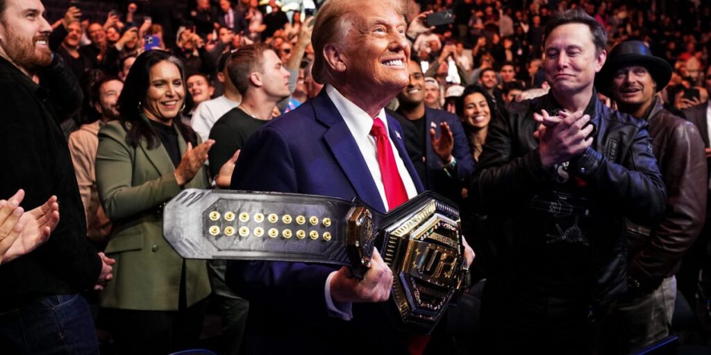 Le cadeau du 80e anniversaire de Trump est une cage UFC sur la pelouse sud de la Maison Blanche