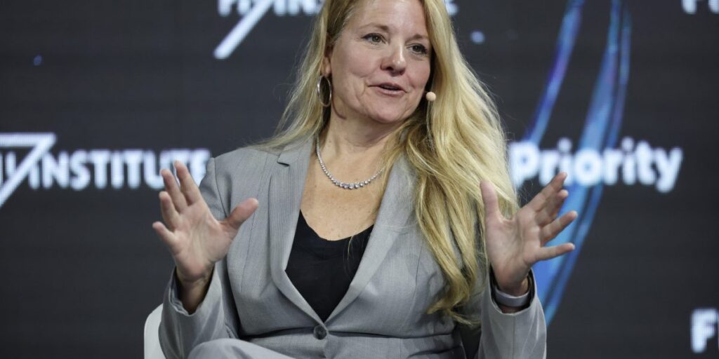 Rencontrez Gwynne Shotwell, l’ingénieur devenu COO de 2 milliards de dollars qui dirige SpaceX sur une plateforme.