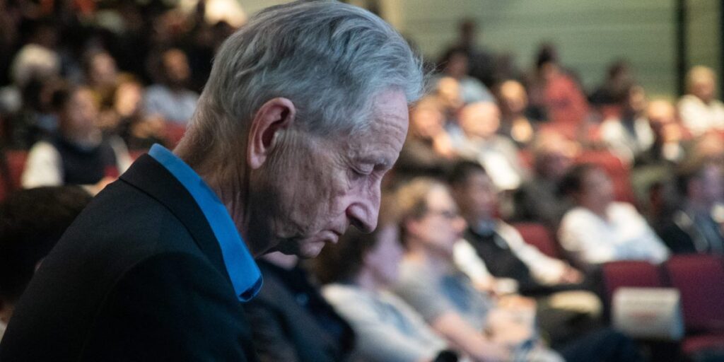 Le « parrain de l’IA » affirme que nous ne créons pas seulement de nouveaux êtres, ils sont bien plus intelligents que nous, et le seront bientôt.