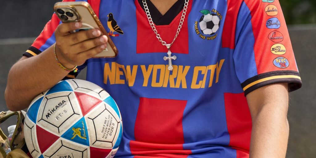 Le maire de New York, Mamdani, a critiqué le marché de la revente de la FIFA, mais la chute de ses kits a déclenché une action similaire
