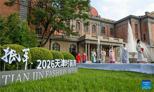 Défilé de mode présentant des costumes traditionnels chinois organisé à l’Université des études étrangères de Tianjin