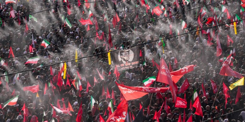 Les Iraniens réclament vengeance lors des funérailles du guide suprême tué pendant la guerre