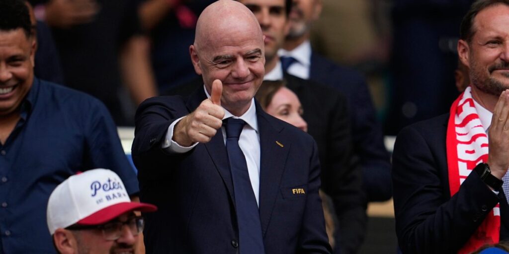 Le voyage d’Infantino de 60 000 milles en Coupe du monde — L’incroyable voyage en jet privé du chef de la FIFA n’inclut même pas les funérailles au Qatar