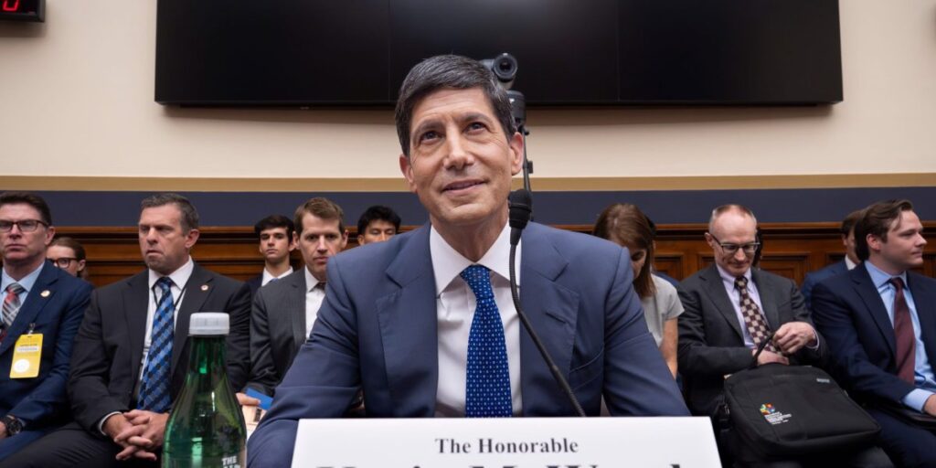 Kevin Warsh a déclaré que la Fed éliminerait une inflation élevée. La moitié de la commission s’attend à une hausse des taux
