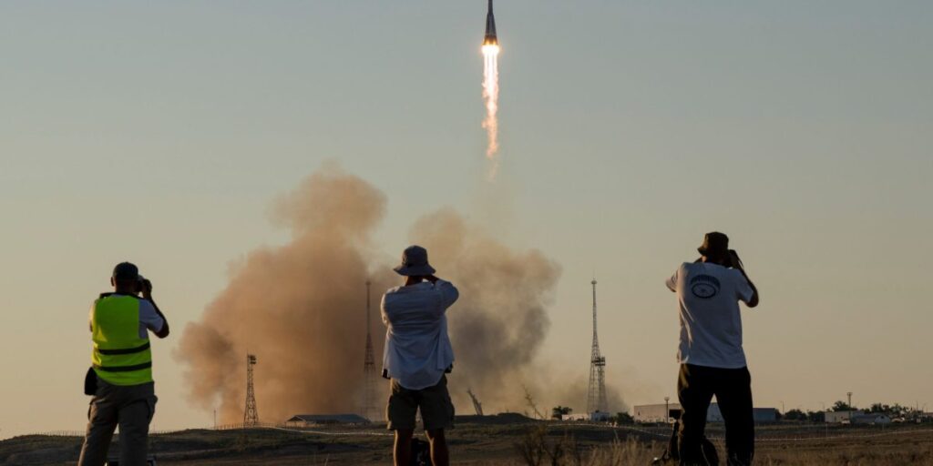 L’équipage spatial américano-russe arrive à l’ISS malgré une course spatiale féroce