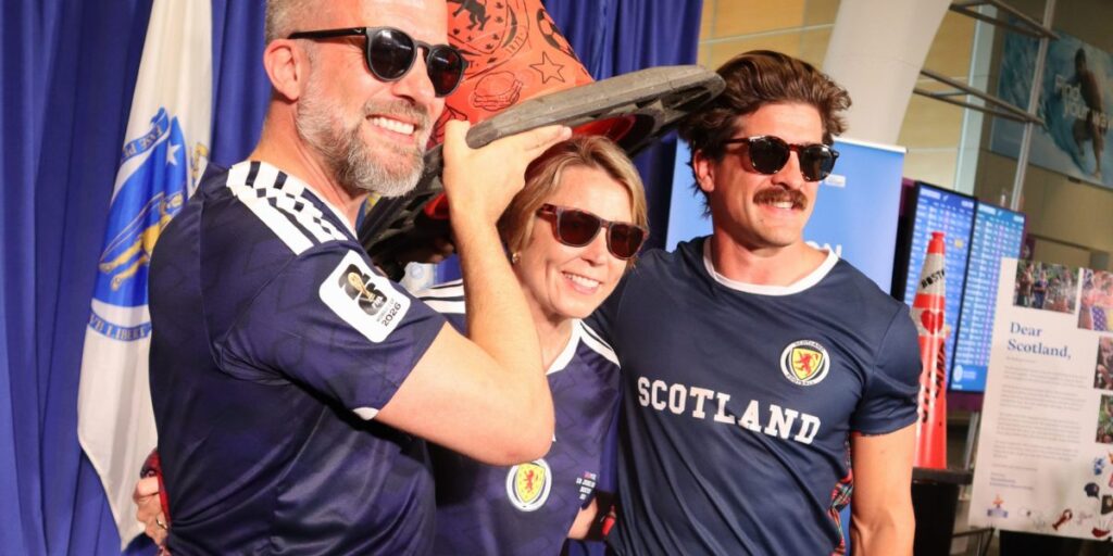 « Un merci spécial aux Écossais qui ont bu toute la bière » : le gouverneur du Massachusetts clôture la Coupe du monde avec une cérémonie de bienvenue au cornet orange