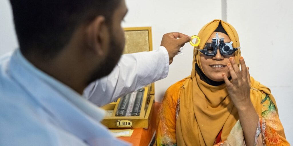 La personne qui coud vos vêtements ne voit pas clairement les coutures : des lunettes à 10 $ pourraient rapporter 27 milliards de dollars de bénéfices