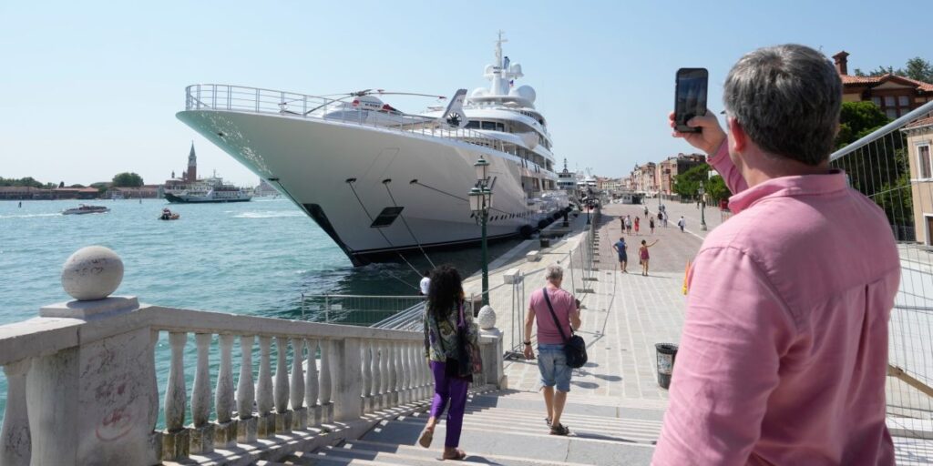 L’envoyé spécial du président Trump en Italie est en voyage diplomatique à bord d’un superyacht, exaspérant les habitants.