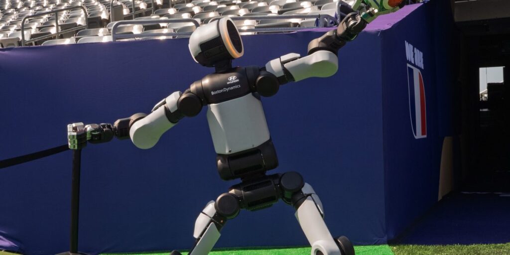 Présentation du robot humanoïde qui a lancé le ballon lors du match de Coupe du monde entre le Brésil et la Norvège