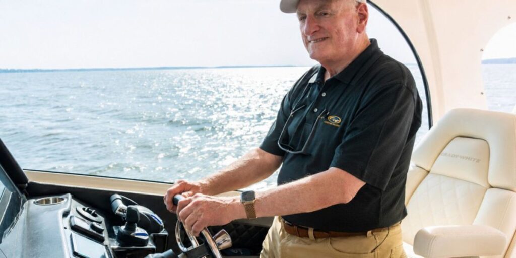 Il a travaillé 100 heures par semaine pour sauver une compagnie maritime du bord de la faillite. L’homme de 83 ans vient de refuser 400 millions de dollars.