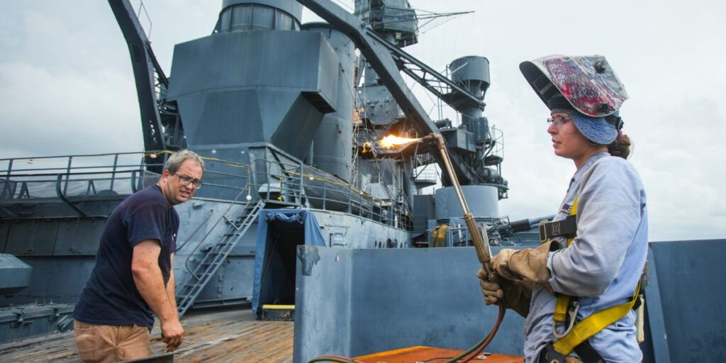 Jamie Dimon affirme qu’un travail à six chiffres dans un chantier naval est le « rêve américain », mais que ce rôle nécessite de nombreuses heures dans des conditions exténuantes