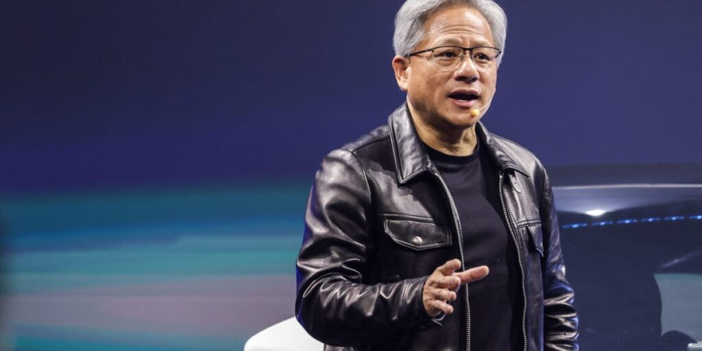 La veste de Jensen Huang se vend près d’un million de dollars chez Sotheby’s, l’argent étant destiné à de jeunes créateurs de technologie