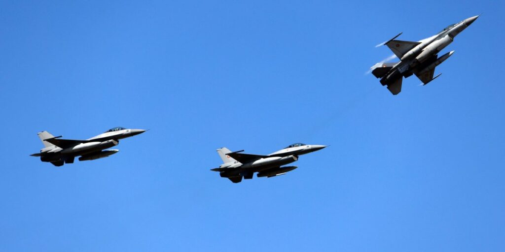 La Roumanie envoie un avion de combat F-16 pour abattre le drone russe Shahed