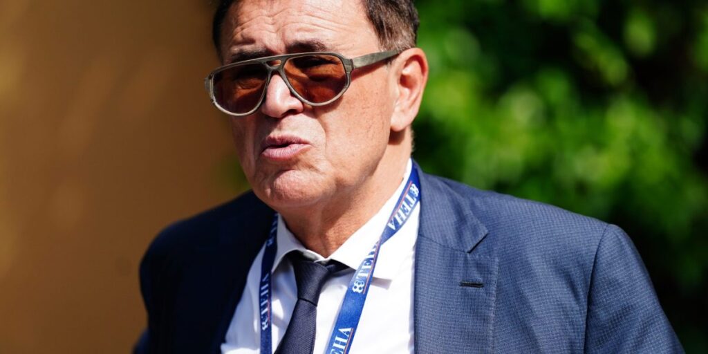 Nouriel Roubini considère le revenu de base universel ou « une sorte de socialisme » alors que l’IA révolutionne le travail