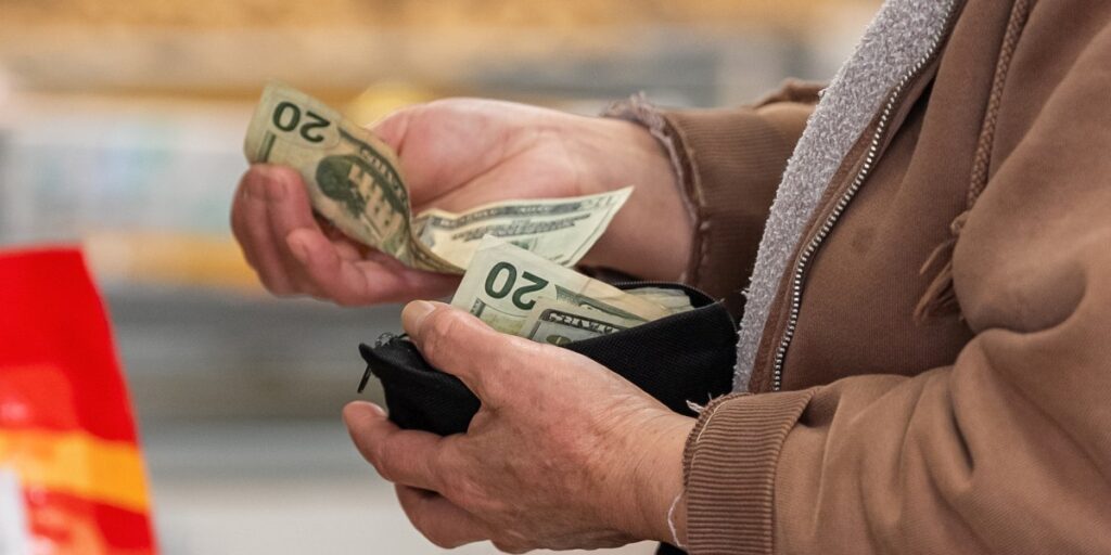 « Re-dollarisation », pas « dé-dollarisation » : Standard Chartered estime que les inquiétudes sur le dollar américain sont exagérées