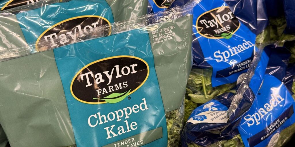 Walmart supprime quatre produits de salade Taylor Farms à mesure que le rappel s’étend