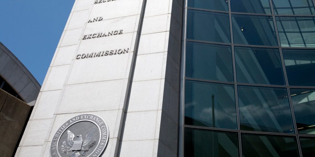 Des milliers de personnes ont écrit des lettres à la SEC au sujet de leurs rapports trimestriels. J’ai reçu une lettre détaillée du directeur financier d’Exxon.