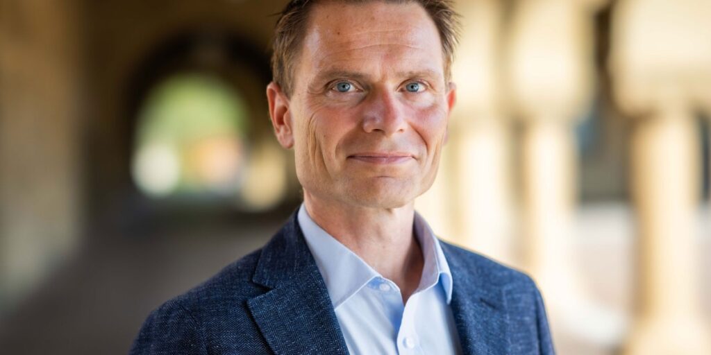 L’expert du travail hybride de Stanford affirme que les perturbations de la Coupe du monde et les prix de l’essence font de cet été l’été du travail à distance.
