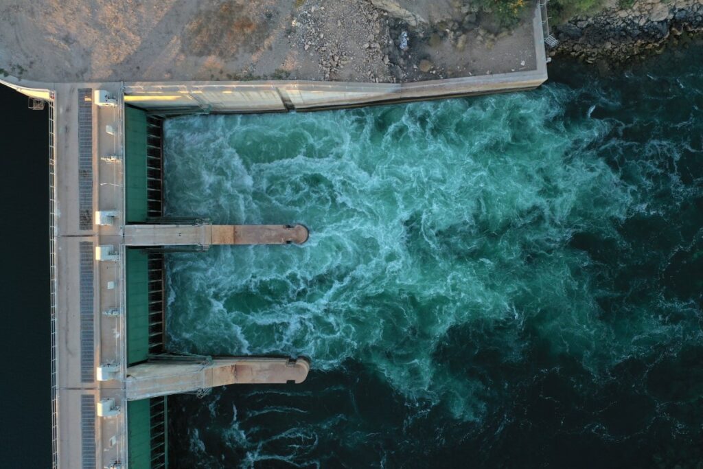 Le gouvernement américain affirme que des pirates informatiques liés à l’Iran perturbent les fournisseurs américains d’eau et d’énergie