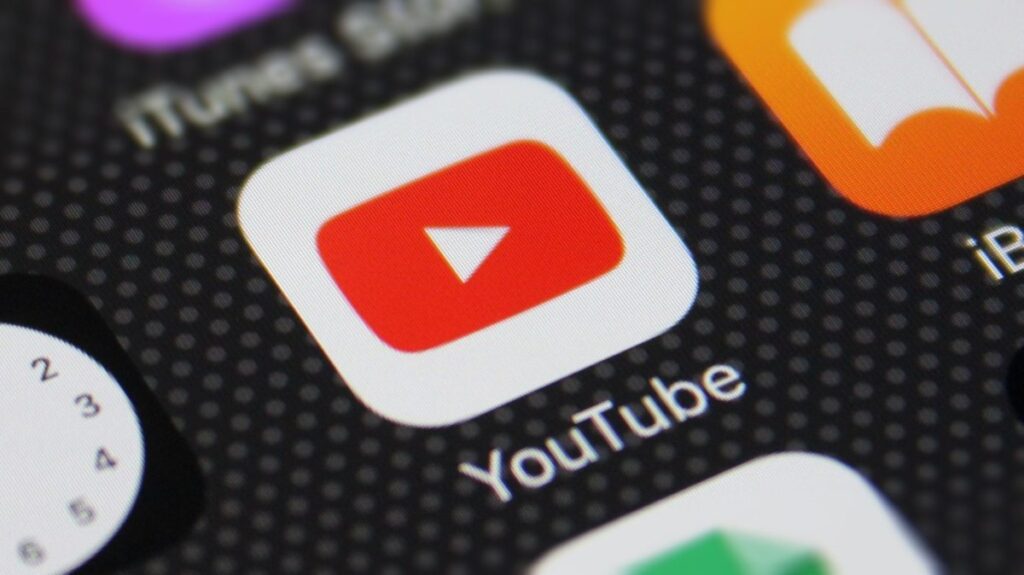 YouTube clarifie ses politiques concernant les erreurs d’IA et les vidéos bouleversantes
